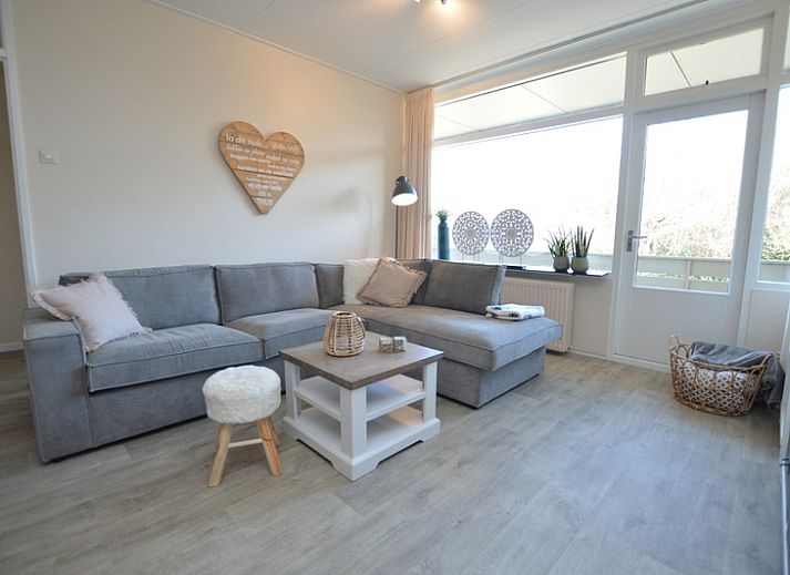 Gemuetliches Wohnzimmer des Appartements Kerckeland 78 in De Koog, Texel mit bequemem Sofa und moderner Einrichtung.
