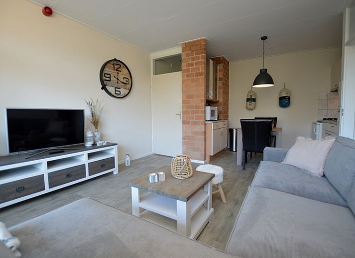 Heller Wohnraum im Apartment Kerckeland 78, Ferienhaus in De Koog, Texel, mit grossen Fenstern und stilvollen Moebeln.