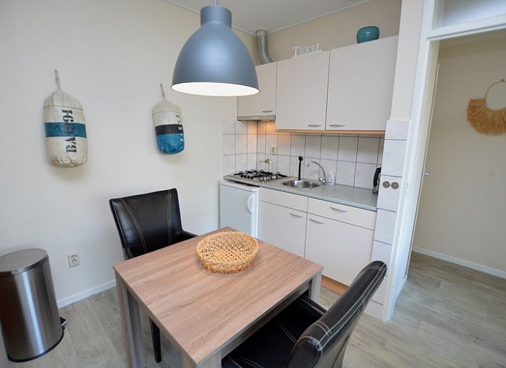 Heller Wohnraum im Apartment Kerckeland 78, Ferienhaus in De Koog, Texel, mit grossen Fenstern und stilvollen Moebeln.