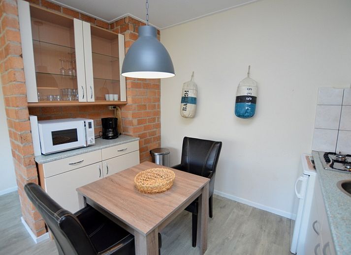 Heller Wohnraum im Apartment Kerckeland 78, Ferienhaus in De Koog, Texel, mit grossen Fenstern und stilvollen Moebeln.