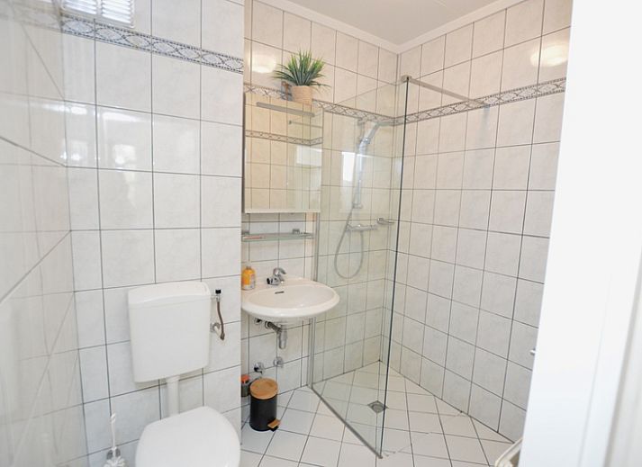 Heller Wohnraum im Apartment Kerckeland 78, Ferienhaus in De Koog, Texel, mit grossen Fenstern und stilvollen Moebeln.