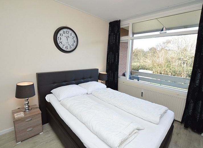 Heller Wohnraum im Apartment Kerckeland 78, Ferienhaus in De Koog, Texel, mit grossen Fenstern und stilvollen Moebeln.