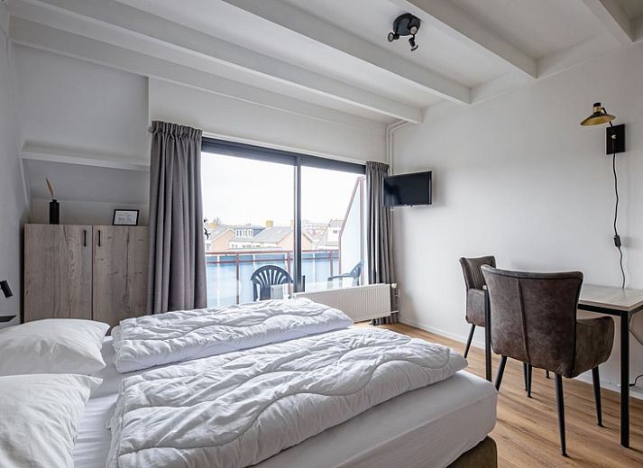 Twee persoons studio tweede etage in De Koog Texel met uitzicht op balkon en moderne inrichting.