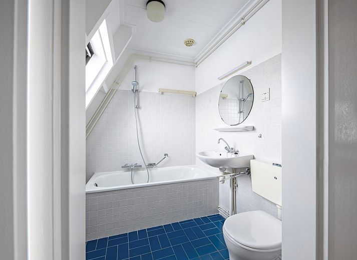 Twee persoons studio tweede etage in De Koog Texel met uitzicht op balkon en moderne inrichting.