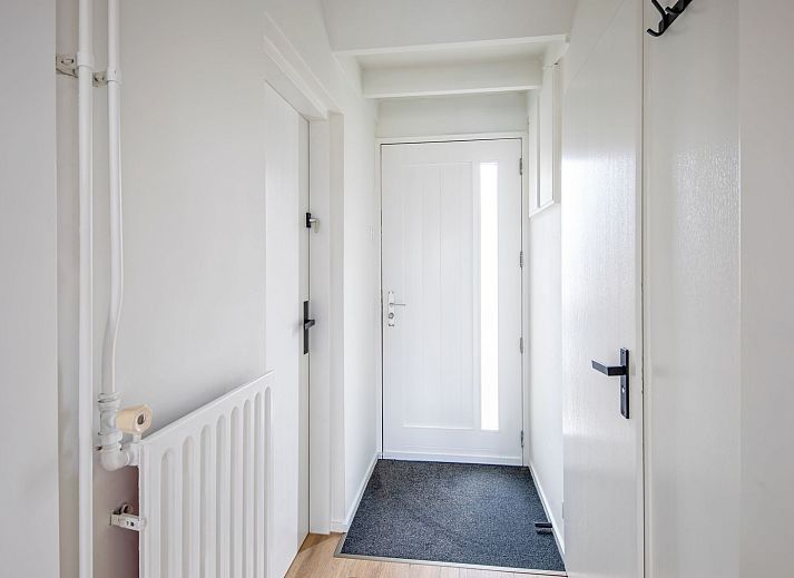 Gezellige binnenruimte van Twee persoons studio Texel met eethoek en grote ramen.