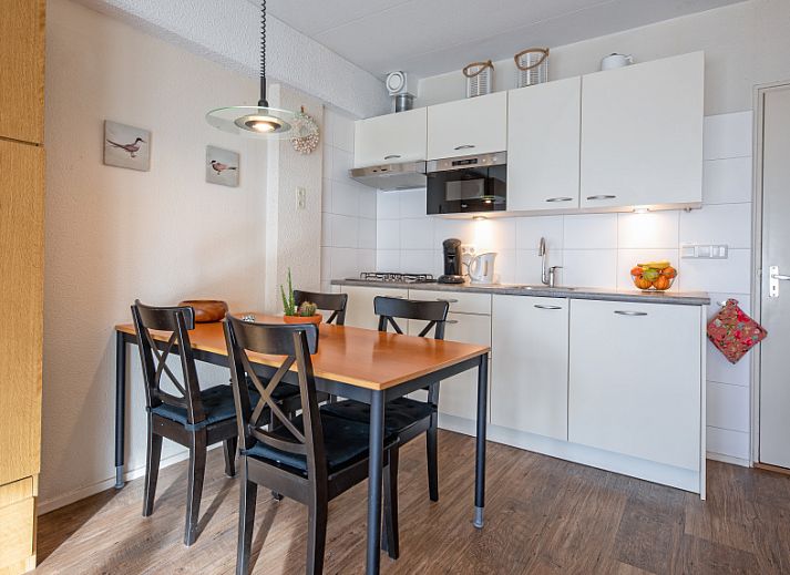 Gezellige woonkamer in Motel Texel Appartement met bad in De Koog, Texel, met comfortabele zithoek en veel natuurlijk licht.