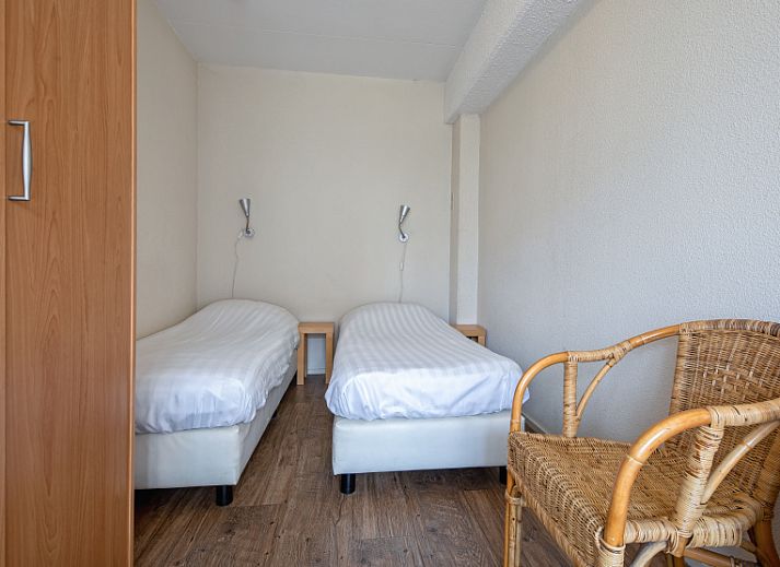 Ruime eetkamer in Motel Texel Appartement met bad, De Koog, Texel, ideaal voor gezellige maaltijden met familie of vrienden.