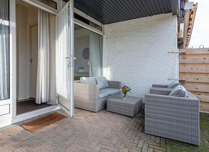 Ruime eetkamer in Motel Texel Appartement met bad, De Koog, Texel, ideaal voor gezellige maaltijden met familie of vrienden.