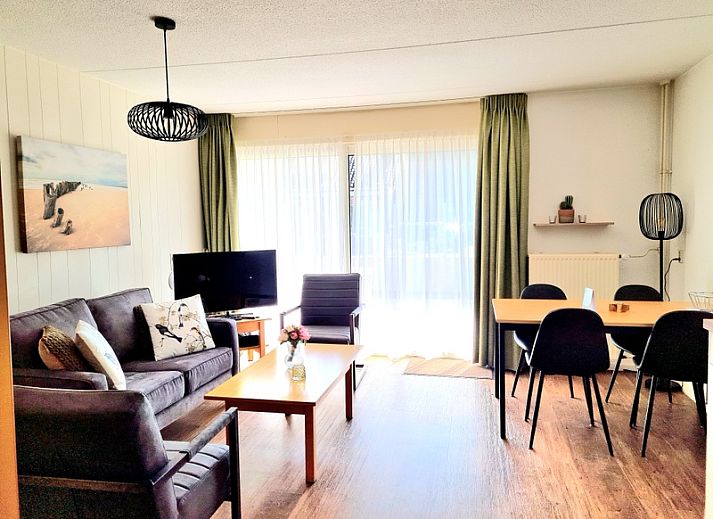 Gemuetliches Wohnzimmer des Motel Texel Apartment in De Koog, Texel mit bequemer Sitzecke und viel Tageslicht.