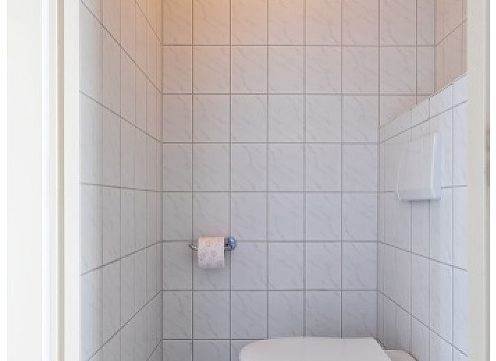 Gemuetliches Wohnzimmer des Motel Texel Apartment in De Koog, Texel mit bequemer Sitzecke und viel Tageslicht.