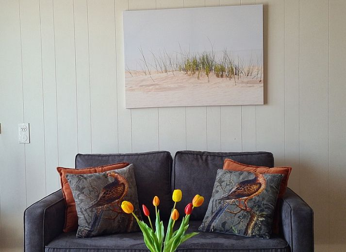 Gezellige woonkamer in Motel Texel Appartement (Y), De Koog, Texel met moderne inrichting en veel natuurlijk licht.