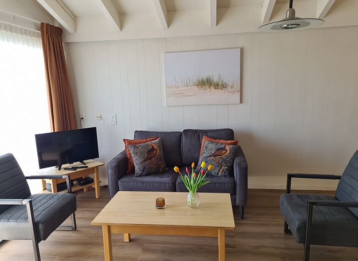 Gezellige woonkamer in Motel Texel Appartement (Y), De Koog, Texel met moderne inrichting en veel natuurlijk licht.