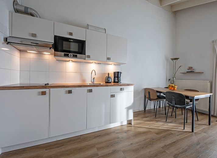 Gezellige woonkamer in Motel Texel Appartement (Y), De Koog, Texel met moderne inrichting en veel natuurlijk licht.