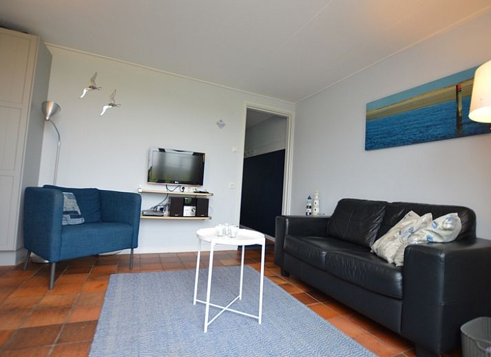 Terras van Orchismient 45 klein, vakantiehuis in De Koog, Texel met moderne buitenruimte en zitgelegenheid.