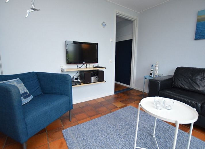 Terras van Orchismient 45 klein, vakantiehuis in De Koog, Texel met moderne buitenruimte en zitgelegenheid.