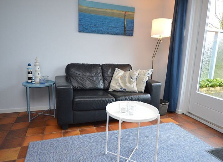 Terras van Orchismient 45 klein, vakantiehuis in De Koog, Texel met moderne buitenruimte en zitgelegenheid.