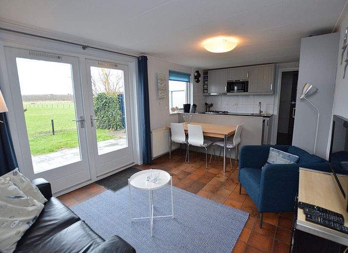 Gezellige woonkamer in Orchismient 45 klein, vakantiehuis in De Koog, Texel met comfortabele zitbanken.