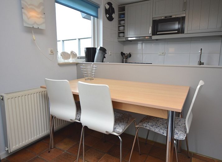 Gezellige woonkamer in Orchismient 45 klein, vakantiehuis in De Koog, Texel met comfortabele zitbanken.