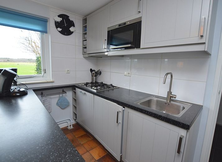 Gezellige woonkamer in Orchismient 45 klein, vakantiehuis in De Koog, Texel met comfortabele zitbanken.