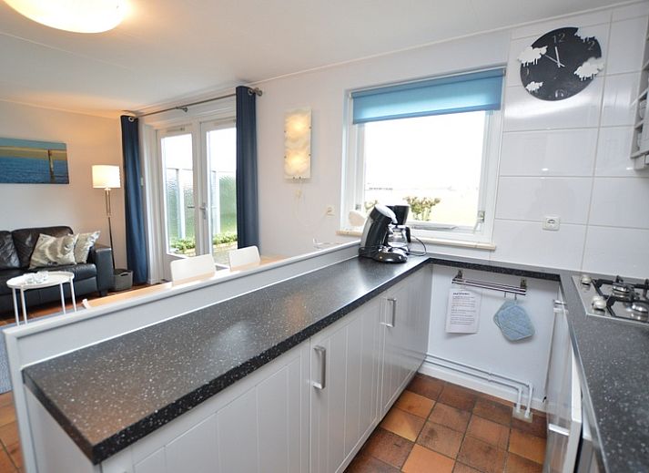 Stijlvolle zithoek in Orchismient 45 klein, vakantiehuis in De Koog, Texel met televisie en moderne inrichting.