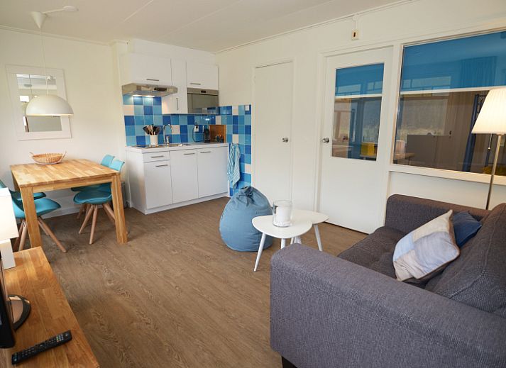 Buitenkant van Grand Hotel Opduin - Vakantiewoning B in De Koog, Texel, met fietsende gasten.