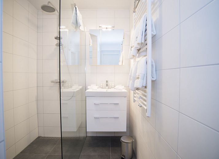 Buitenkant van Grand Hotel Opduin - Vakantiewoning B in De Koog, Texel, met fietsende gasten.