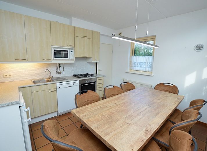 Gezellige woonkamer van Vakantiehuis Stappeland 199 in De Koog, Texel met leren banken.