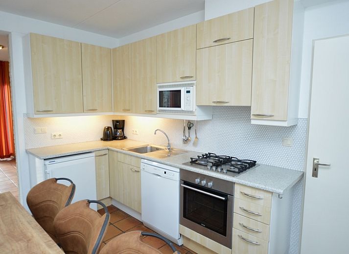 Gezellige woonkamer van Vakantiehuis Stappeland 199 in De Koog, Texel met leren banken.