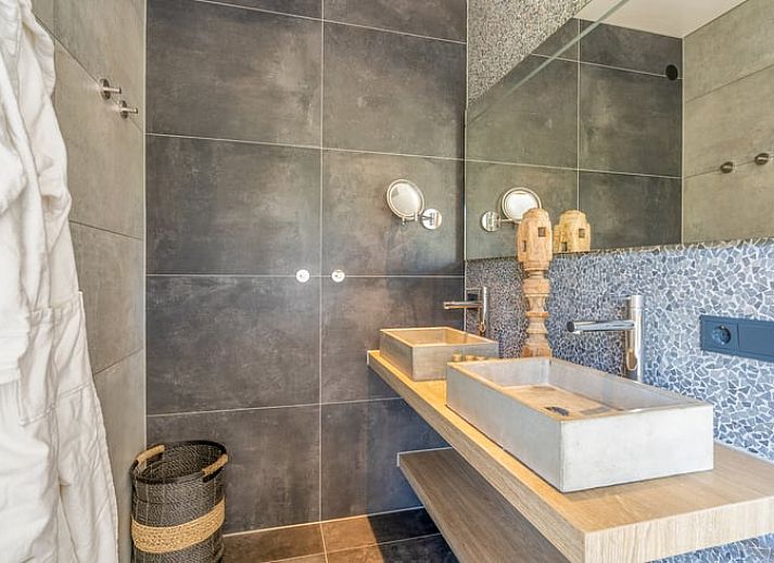 Stijlvolle binnenruimte van Vakantiehuisje in De Koog met houten balken en open keuken op Texel.