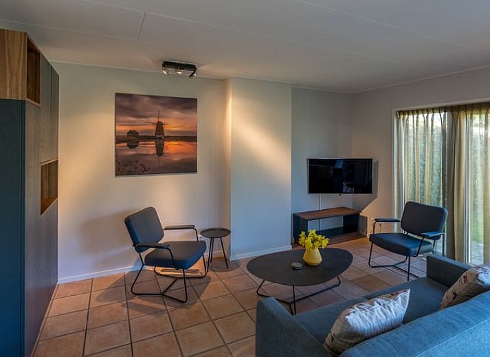 Gezellig terras bij vakantiehuisje in De Koog, Texel, omgeven door natuur.