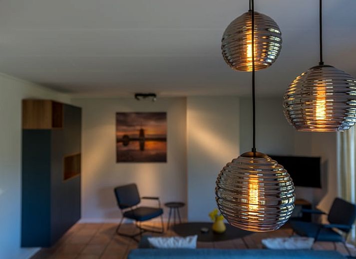 Gezellig terras bij vakantiehuisje in De Koog, Texel, omgeven door natuur.