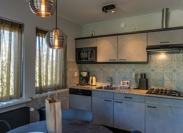 Gezellig terras bij vakantiehuisje in De Koog, Texel, omgeven door natuur.