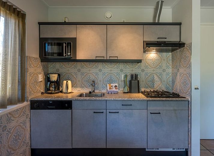 Gezellig terras bij vakantiehuisje in De Koog, Texel, omgeven door natuur.