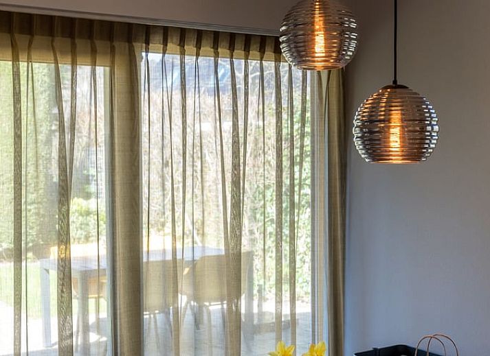 Gezellig terras bij vakantiehuisje in De Koog, Texel, omgeven door natuur.