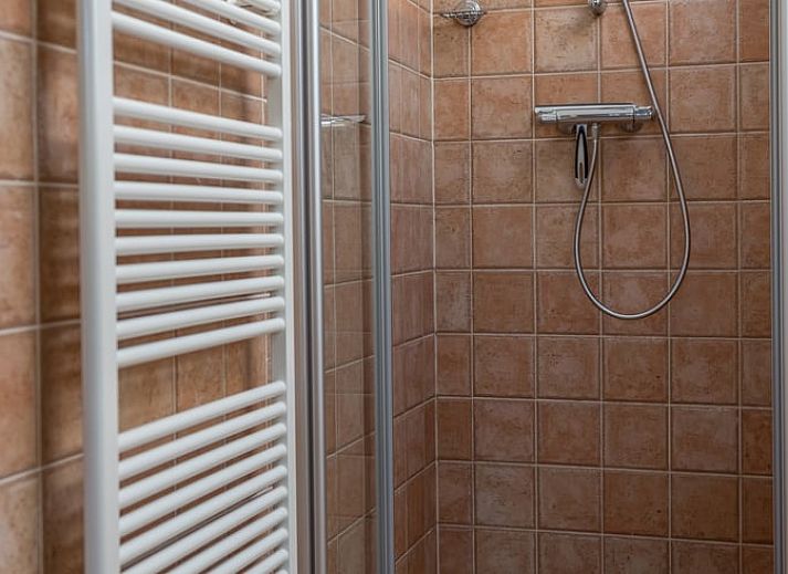 Moderne buitenkant van vakantiehuisje in De Koog, Texel, Waddeneilanden.