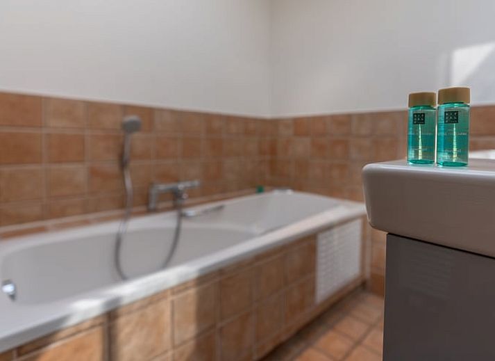 Stijlvolle woonkamer van vakantiehuisje in De Koog, Texel met kunst.