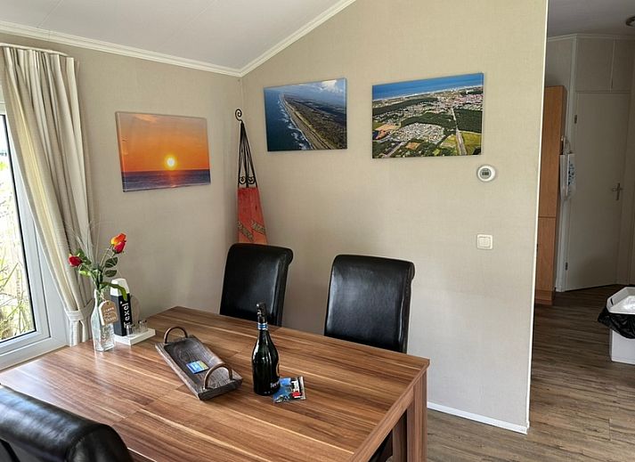 Chaletpark Bregkoog - Bregkoog chalet 214 in De Koog, Texel met groene tuin en houten omheining, ideaal voor een ontspannen vakantie.