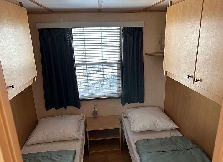 Moderne woonkamer in Chalet Bregkoog 53, Chaletpark Bregkoog, De Koog, Texel met comfortabele zithoek.