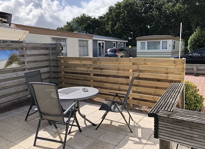 Moderne woonkamer in Chalet Bregkoog 53, Chaletpark Bregkoog, De Koog, Texel met comfortabele zithoek.