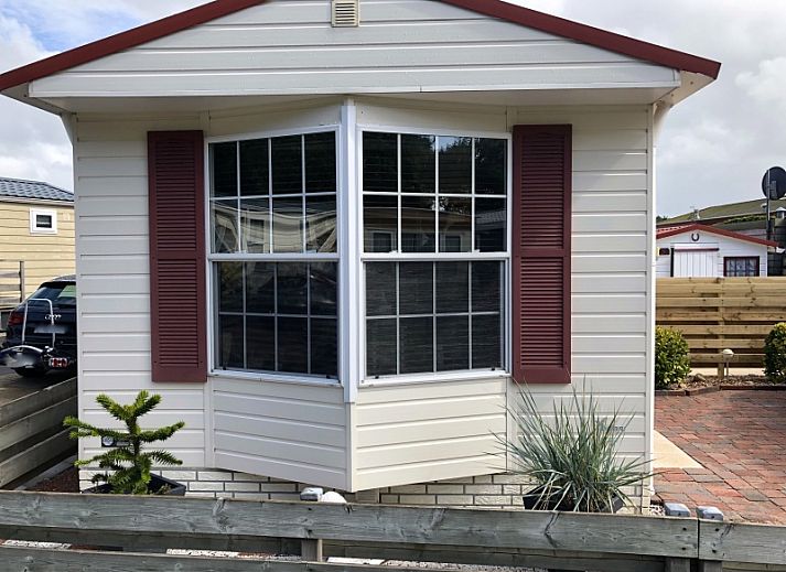 Moderne woonkamer in Chalet Bregkoog 53, Chaletpark Bregkoog, De Koog, Texel met comfortabele zithoek.