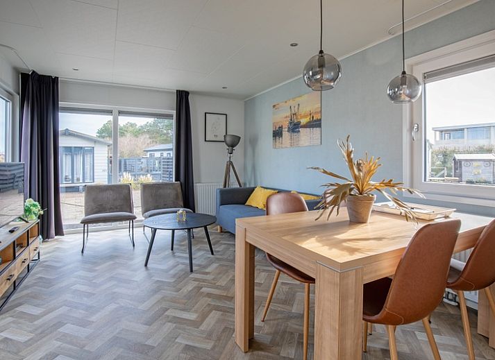 Gezellige woonkamer in Chaletpark Bregkoog - Chalet Bregkoog 162, De Koog, Texel, met moderne inrichting en veel lichtinval.