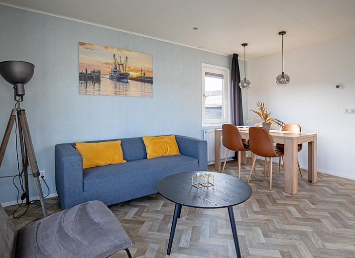 Gezellige woonkamer in Chaletpark Bregkoog - Chalet Bregkoog 162, De Koog, Texel, met moderne inrichting en veel lichtinval.