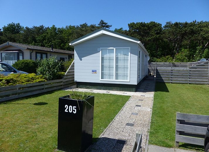 Gezellige buitenruimte van Chalet Bregkoog 205, vakantiehuis in De Koog, Texel, omringd door natuur.
