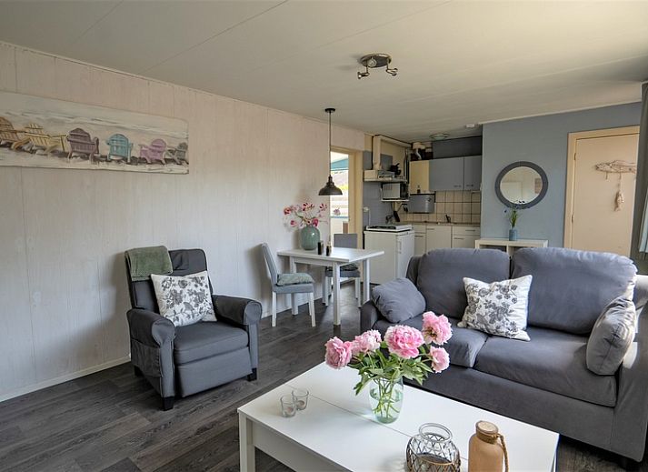 Zonnig terras van Vakantiehuis 2490 in De Koog, Texel, omgeven door houten schutting.