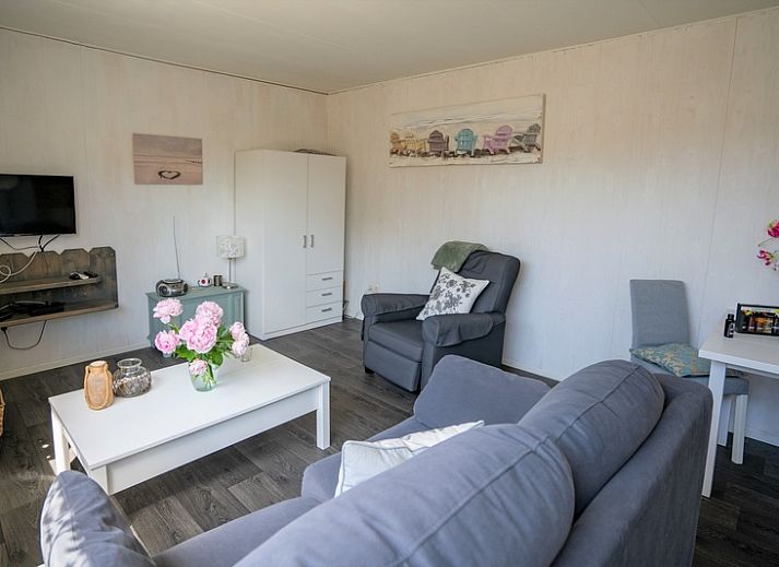 Zonnig terras van Vakantiehuis 2490 in De Koog, Texel, omgeven door houten schutting.