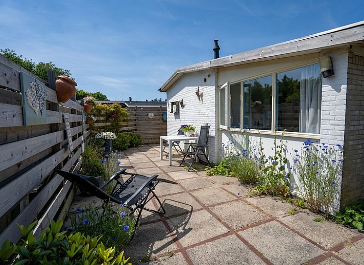 Zonnig terras van Vakantiehuis 2490 in De Koog, Texel, omgeven door houten schutting.