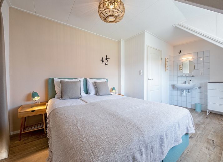 Vakantiehuis Vogelweelde in De Koog, Texel met charmante rode bakstenen gevel en omheinde tuin.