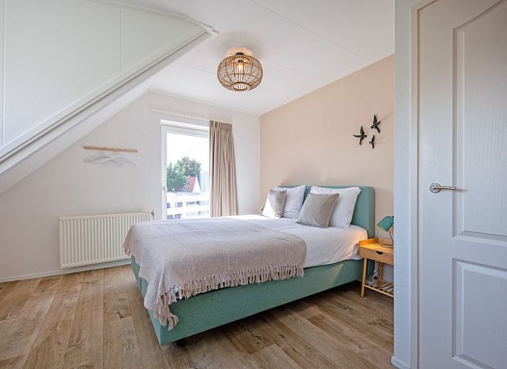 Vogelweelde vakantiehuis in De Koog, Texel met moderne architectuur en groene omgeving.