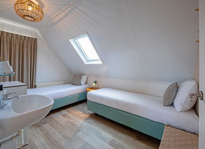 Vogelweelde vakantiehuis in De Koog, Texel met moderne architectuur en groene omgeving.