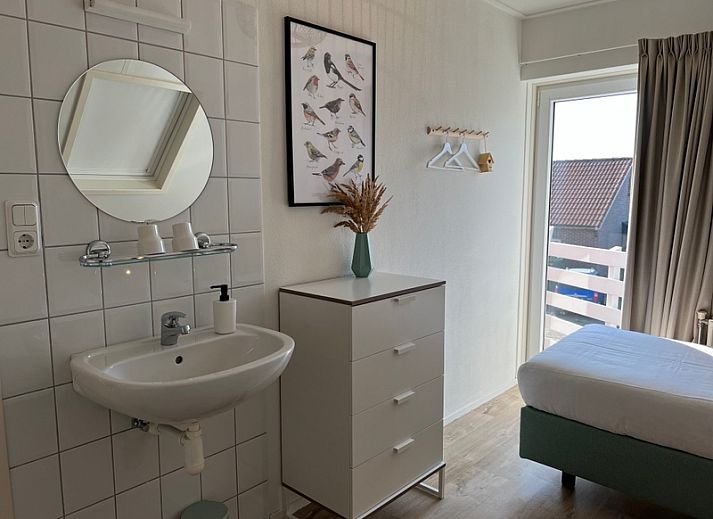 Vogelweelde vakantiehuis in De Koog, Texel met moderne architectuur en groene omgeving.